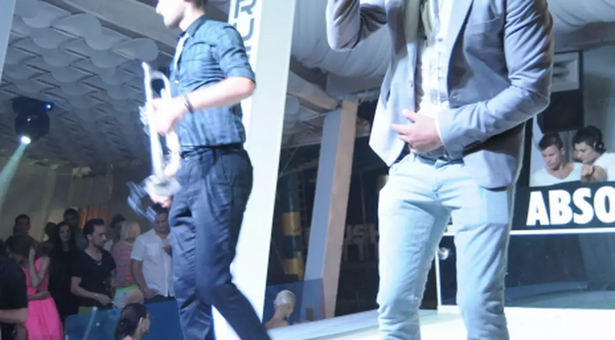 Admiratoarele s-au luat la bătaie la concertul lui Dony  