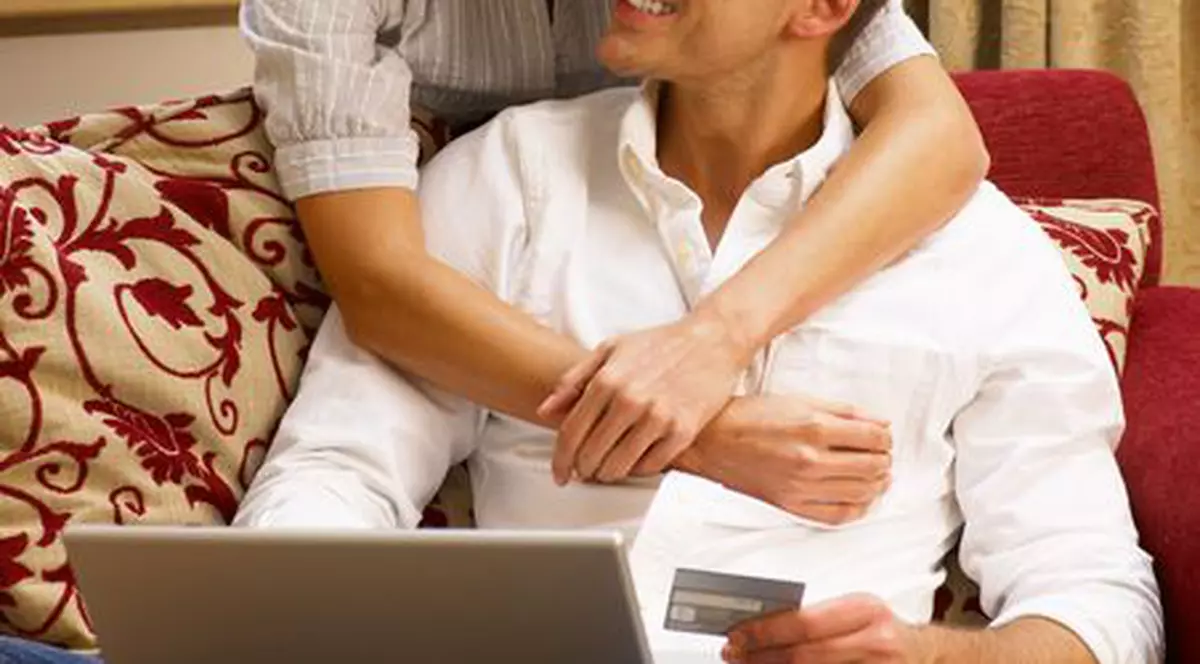 Unul din trei bărbaţi poartă hainele alese de parteneră