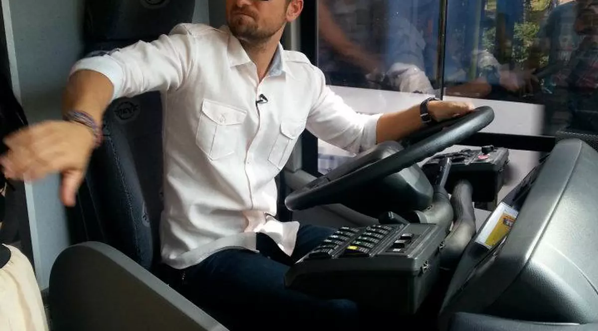 Îl recunoști? Dani Oțil, șofer de autobuz pe perioada vacanței! Mihaela ce zice?