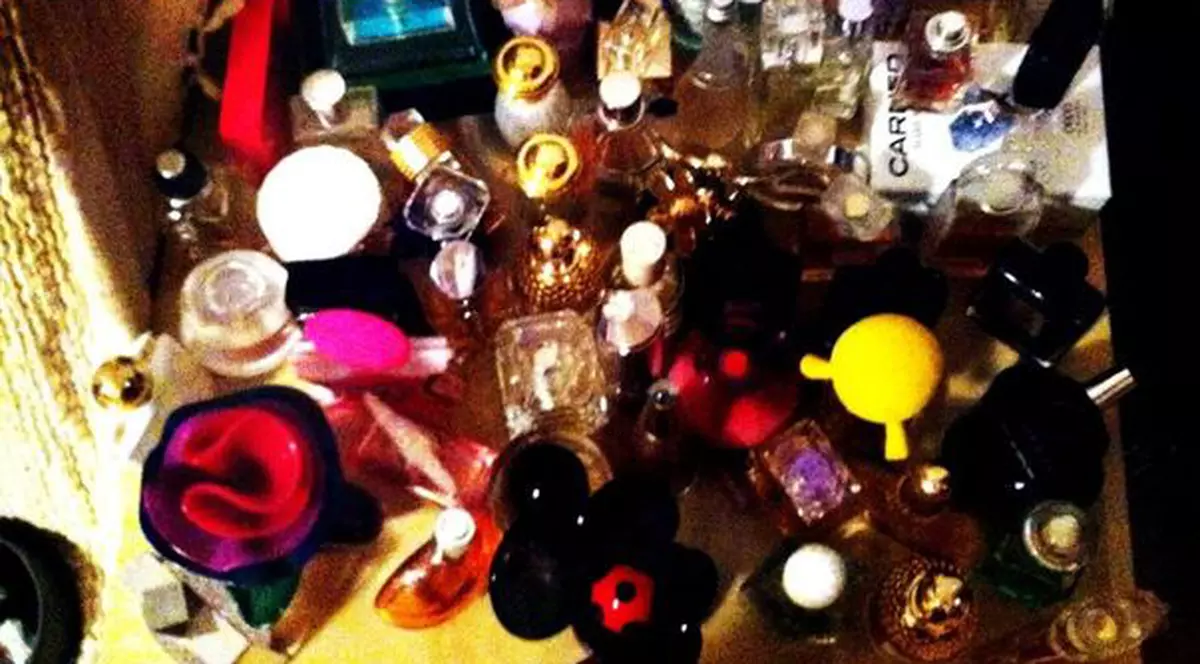 Uite câte parfumuri are Delia!