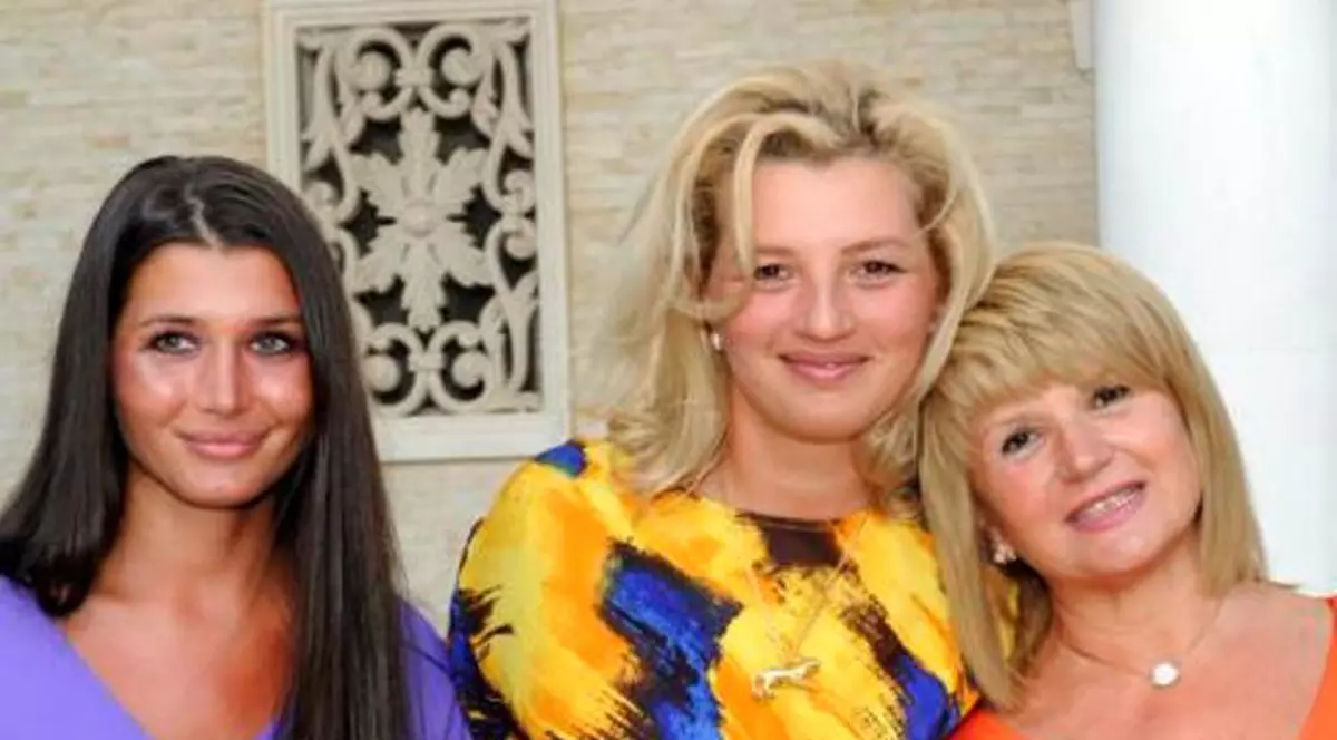 Mesajul ÎNDUIOŞĂTOR transmis de Elena Băsescu mamei ei pe Twitter!