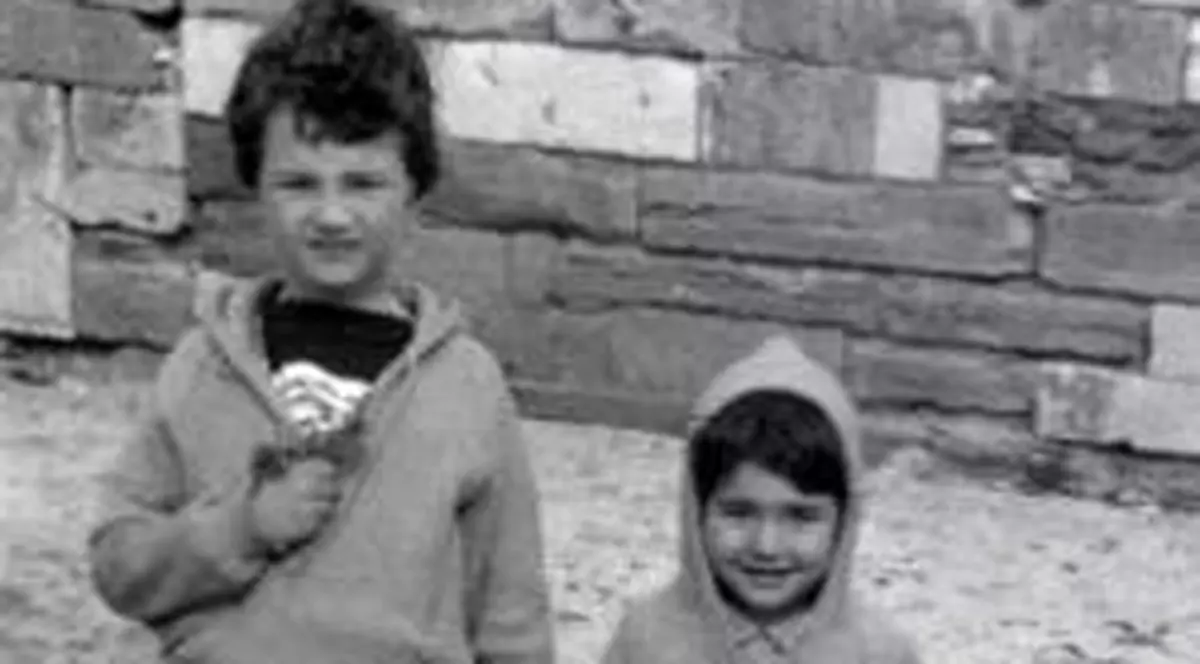 Atunci două puștoaice cu lopățele de nisip, azi două dintre cele mai cunoscute personalități din România. Le recunoști?