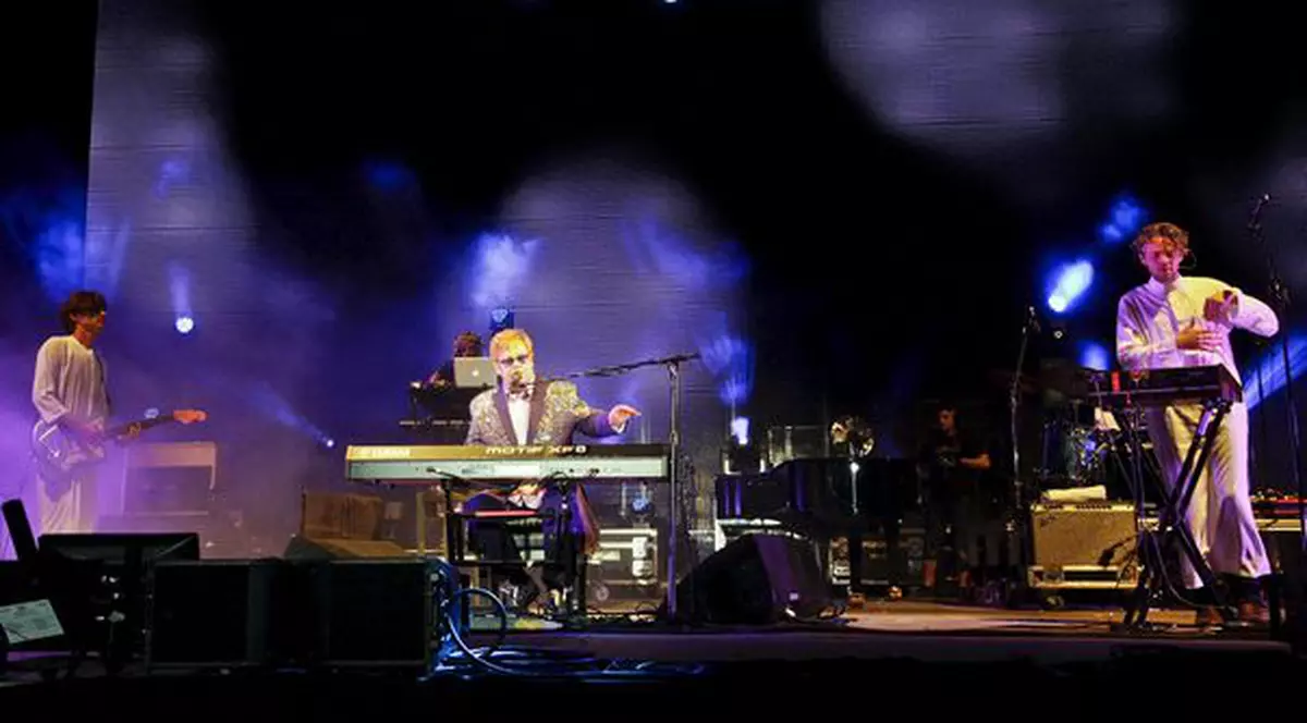 Veste tristă pentru Elton John căruia i-a murit un apropiat. Vezi despre cine e vorba!