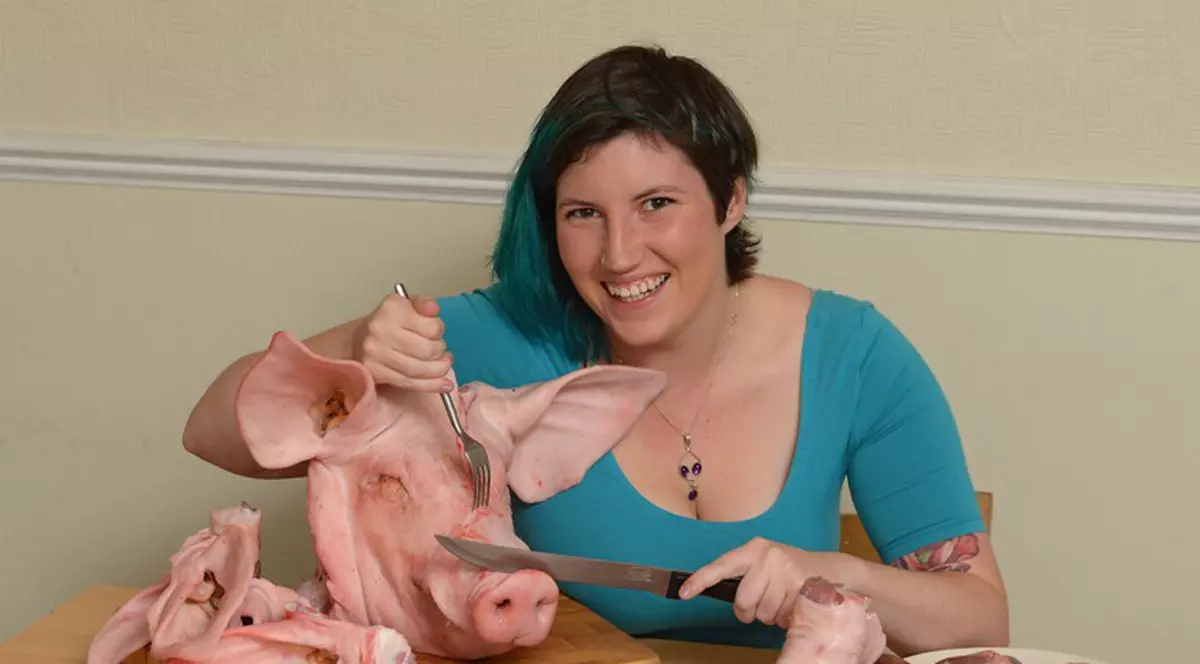 Ea este „campionă” la mâncat „resturi” de porc!