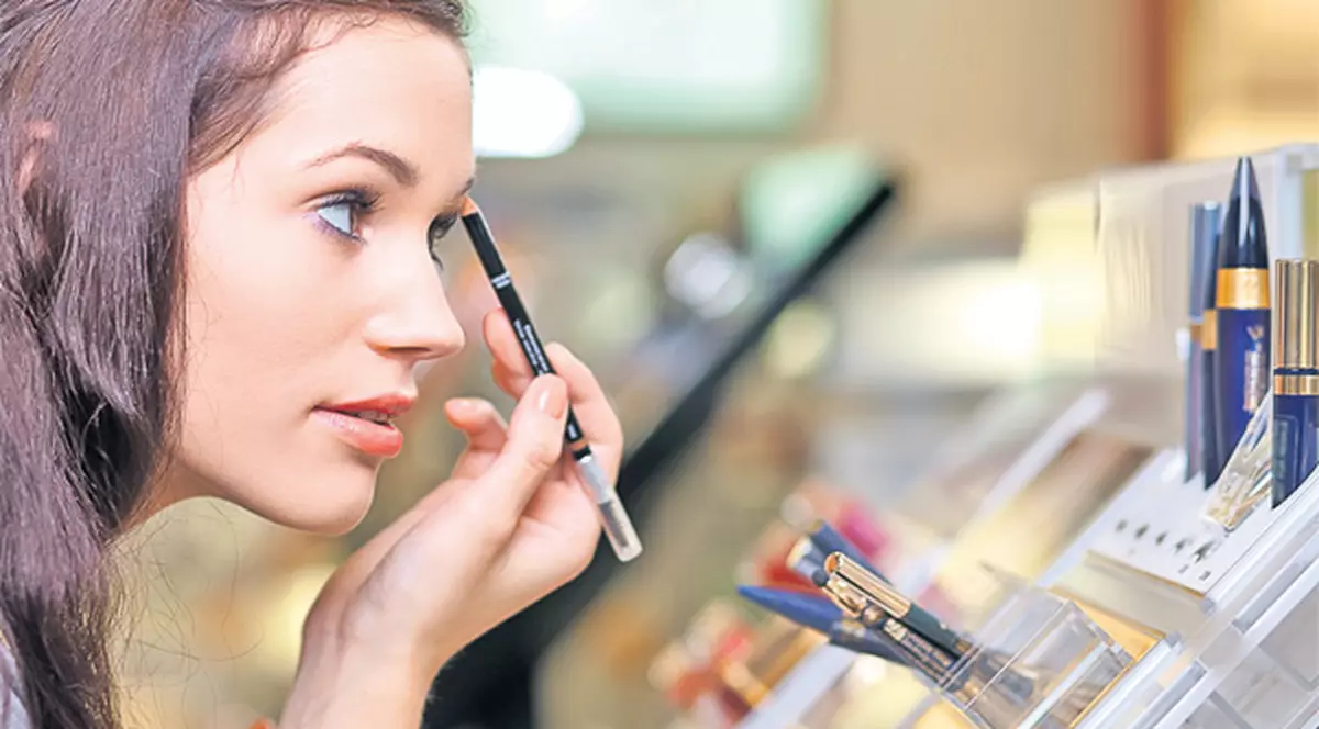 Încerci fardurile din magazine? Te poți îmbolnăvi!