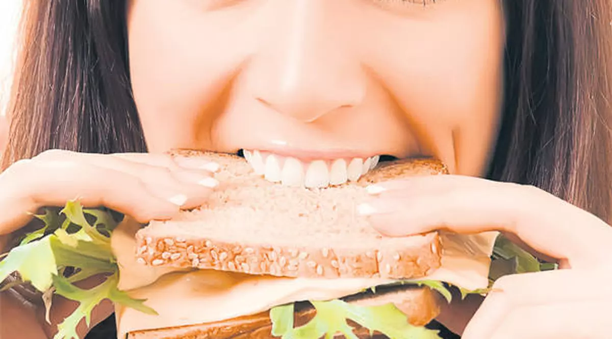 6 trucuri simple pentru a te obişnui să mănânci mai puţin