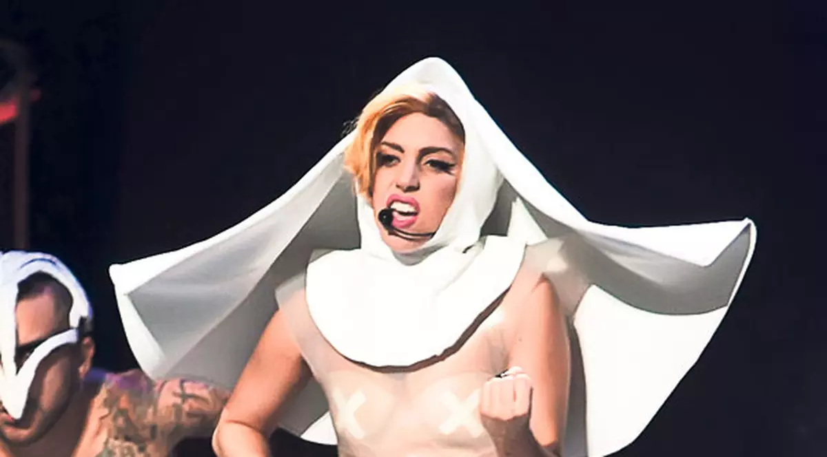 Cum va apărea Lady Gaga pe scenă diseară la București?