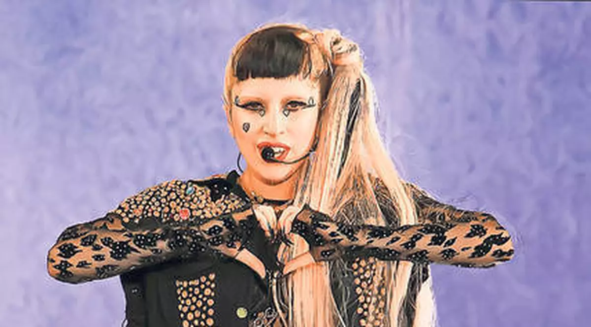 MORI DE RÂS! Cele mai tari bancuri despre concertul lui GaGa, din Bucureşti! 