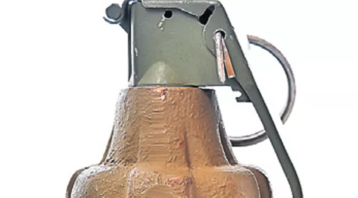 I-a bubuit o grenadă în faţă!