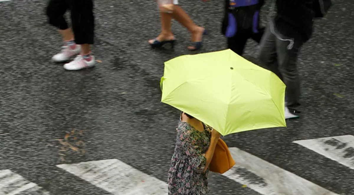 SCĂPĂM DE CANICULĂ! Săptămâna viitoare vom avea temperaturi şi de 4 grade, ploi şi vânt!