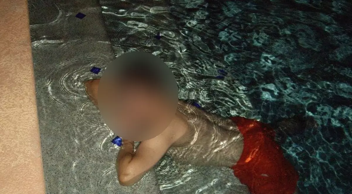 Un designer de la noi, la miezul nopţii în piscină! Ghici cine este | FOTO