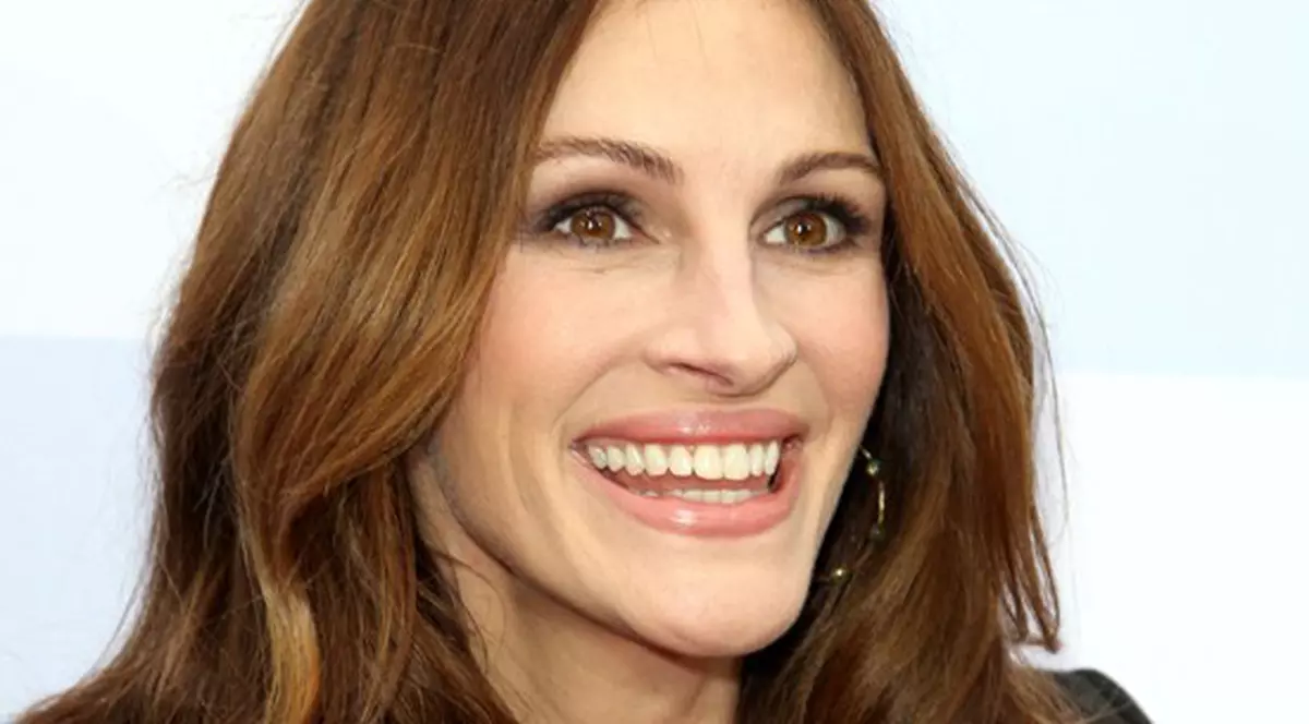 SECRETUL zâmbetului Juliei Roberts! NU o să-ţi vină să crezi CE foloseşte pentru albirea dinţilor!