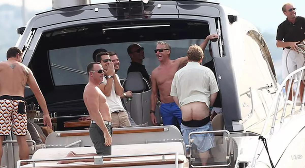 Aşa ceva n-ai mai văzut! Uite-l pe Elton John în poponeţul gol! | FOTO