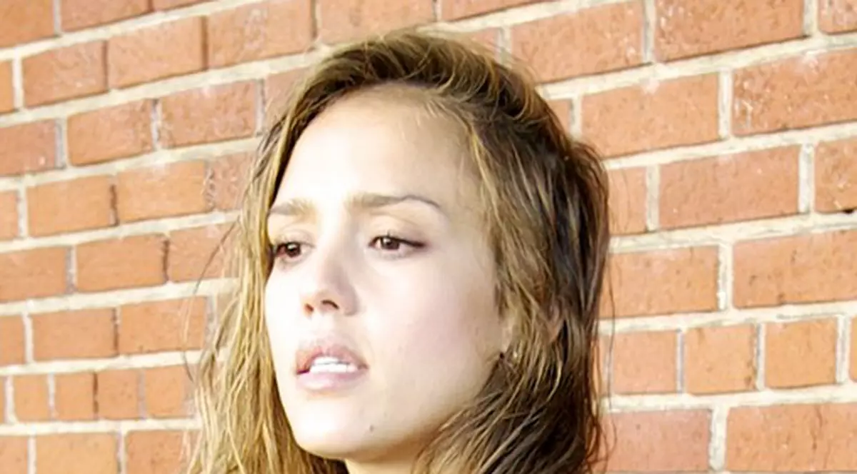 Jessica Alba a ieşit cu părul ud de la coafor | FOTO