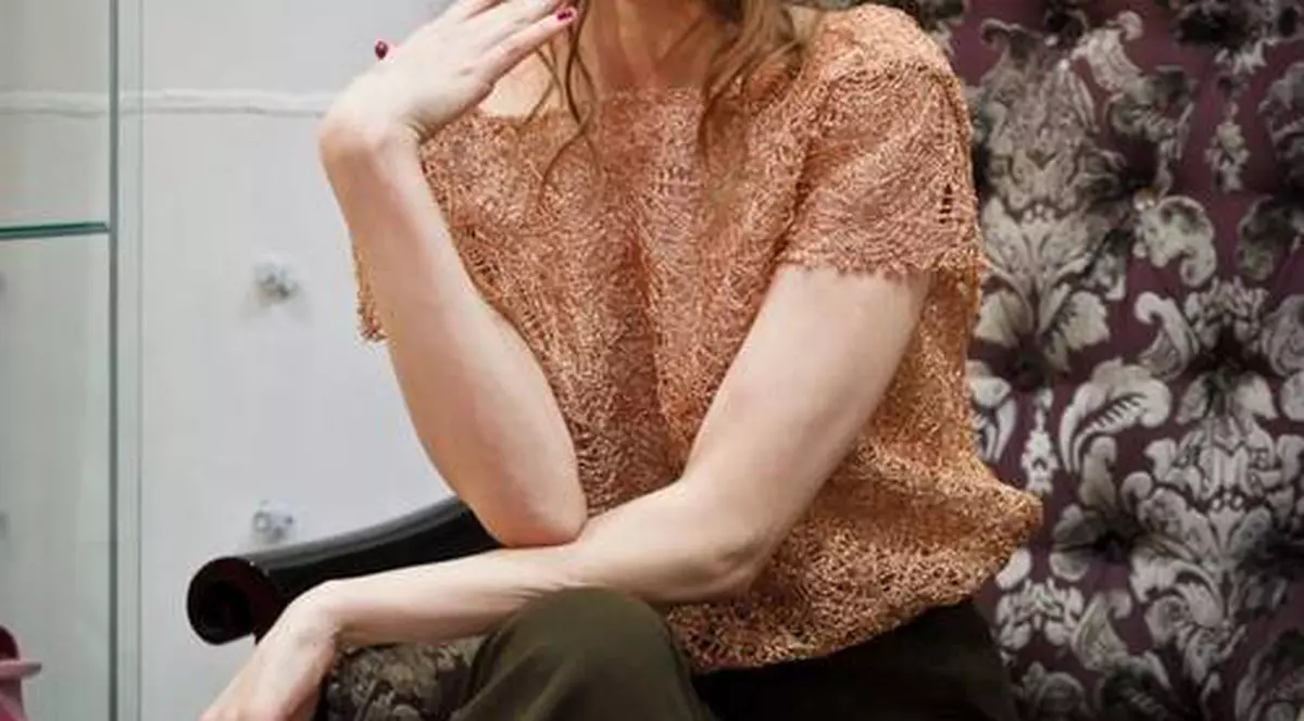 Dacă afli câte abdomene face Iulia Albu zilnic, te ia cu ameţeli