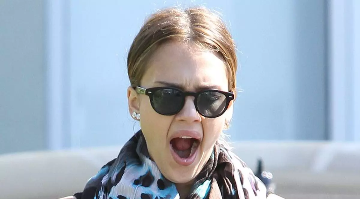 Jessica Alba, ai grijă să nu ne înghiți! Dovada că actrița nu a citit "Codul bunelor maniere" | FOTO