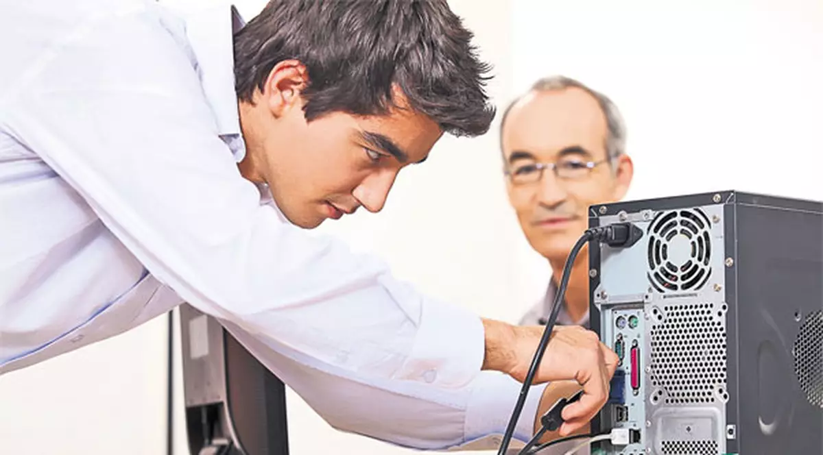 Vrei să te angajezi? Se caută informaticieni! Peste 8.000 de locuri de muncă vacante în toată ţara