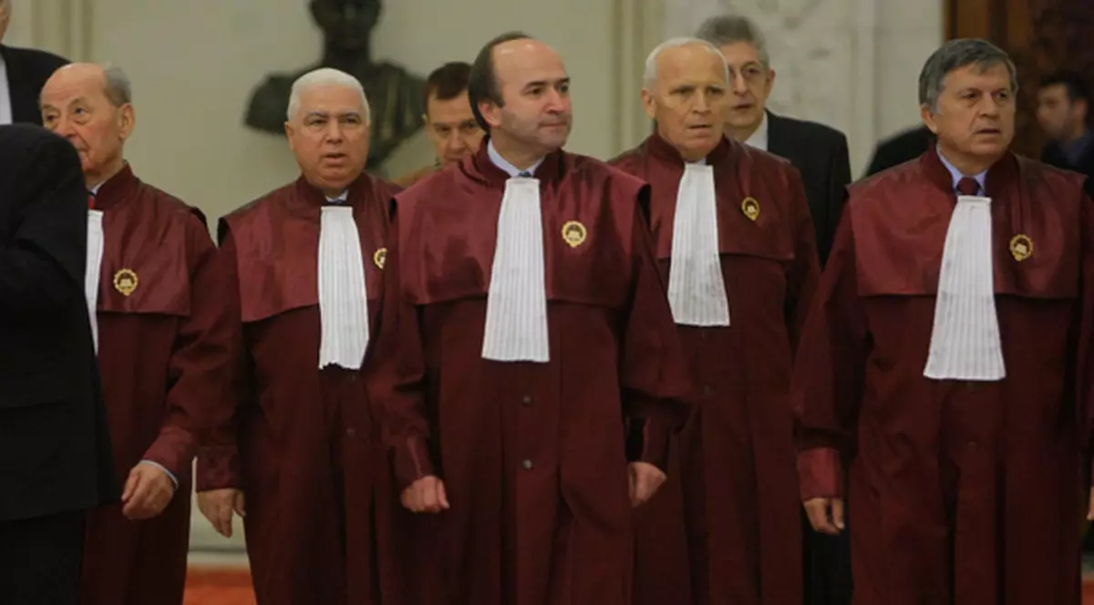 ULTIMUL MESAJ al judecătorilor anti-Băsescu din Curtea Constituţională. De ce trebuia VALIDAT referendumul
