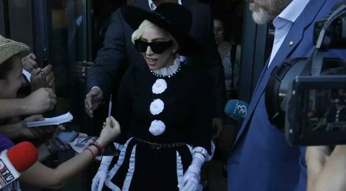 SPECTACOLUL S-A ÎNCHEIAT! LADY GAGA A VOMAT ÎN TIMPUL CONCERTULUI, la BUCUREŞTI. I s-a făcut RĂU şi s-a dus în culise