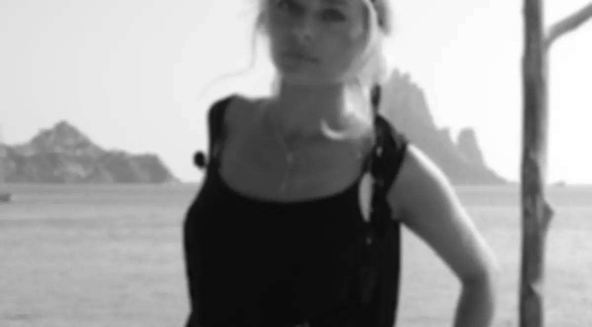 Laura Cosoi, CU ROCHIA RIDICATĂ DE VÂNT! Ce crezi că au văzut cei din jur? | FOTO