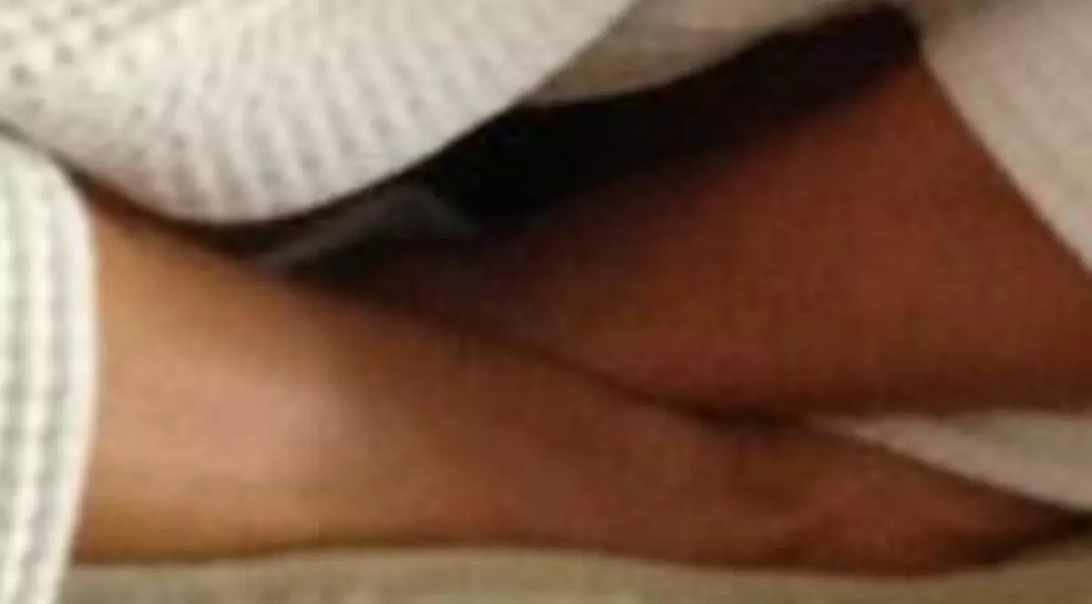 Laura Cosoi se relaxează cu picioarele DESFĂCUTE. Uite poziția în care ne arată cam TOT! FOTO