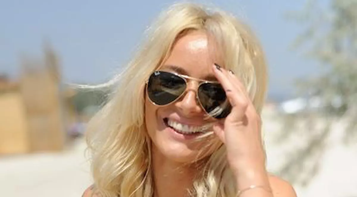 Laura Cosoi fără sutien pe plajă | FOTO