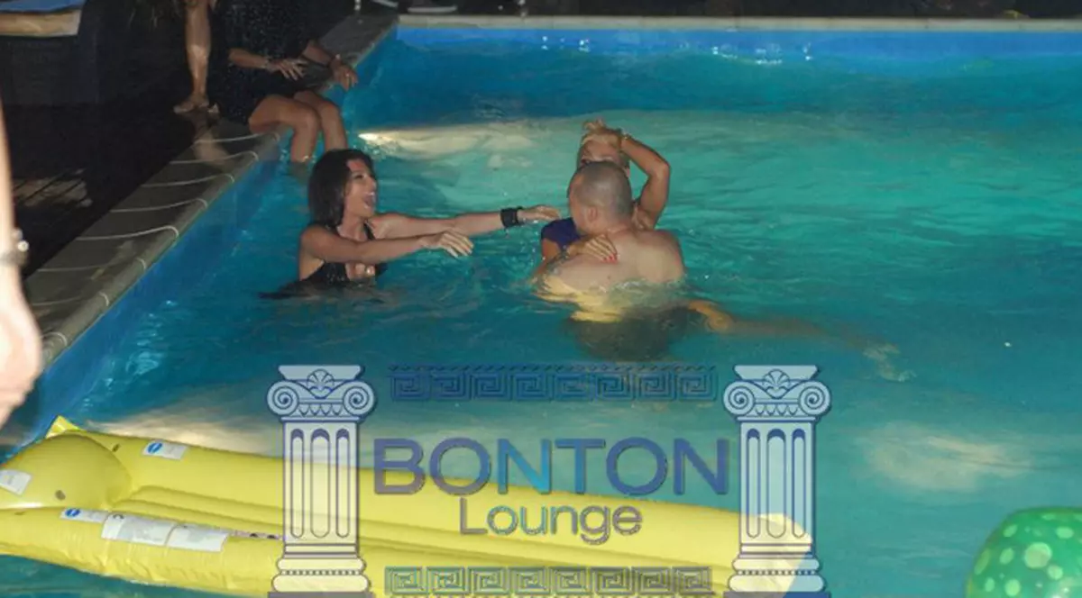 DEZMĂŢ TOTAL LA PISCINĂ! VEDETA de la noi care îşi face de cap cu băieţii în apă | FOTO