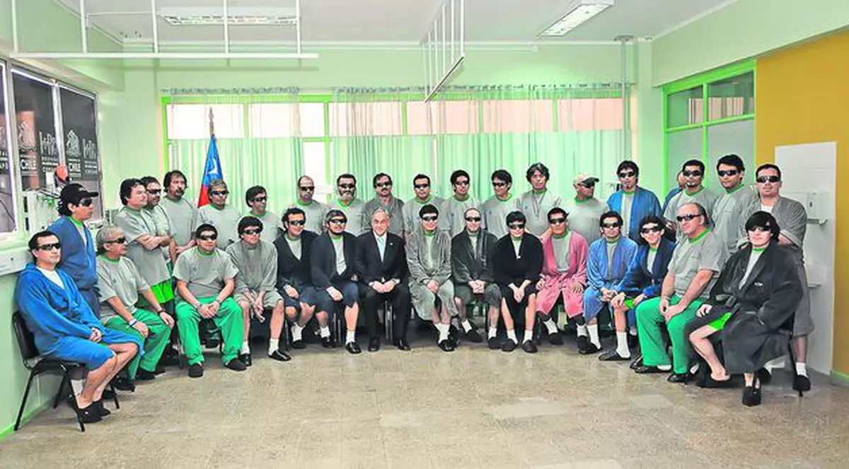 Cei 33 de mineri din Chile care au supravieţuit 69 de zile blocaţi în subteran o duc greu de tot: Din eroii lumii au ajuns boschetari