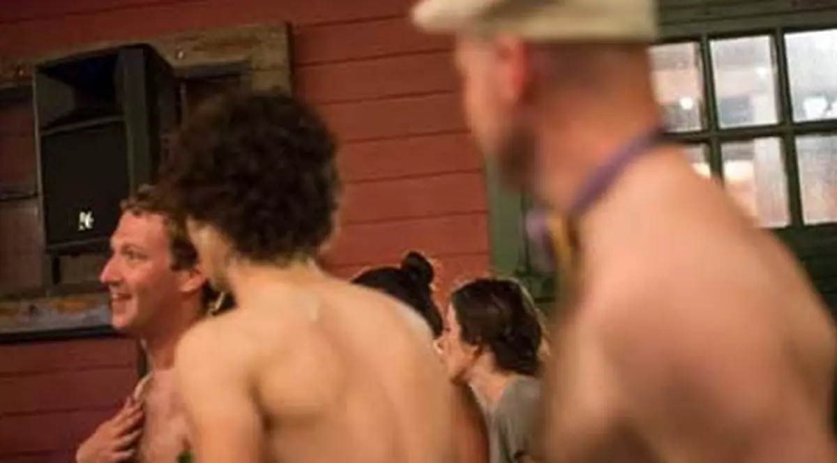 IMAGINE-EVENIMENT! MARK ZUCKBERG, gol pe internet!