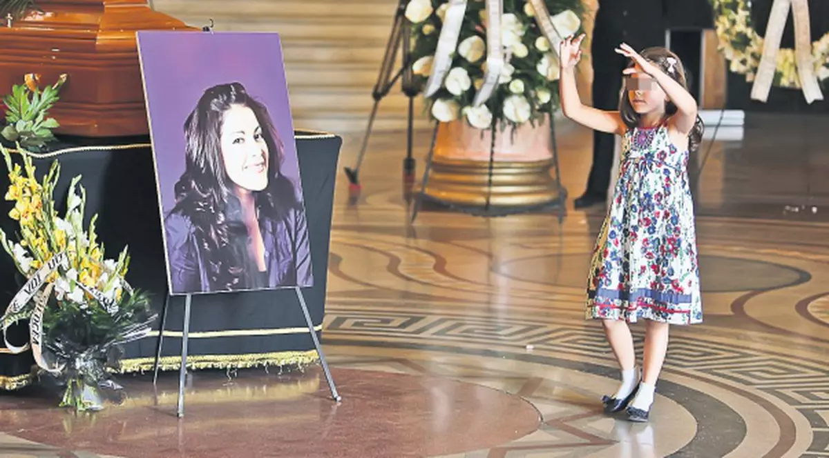 EMOŢIONANT! NU ŞTIE CĂ MAMA EI A MURIT! Fetiţa Mihaelei Ursuleasa a dansat şi a făcut poze la căpătâiul mamei sale