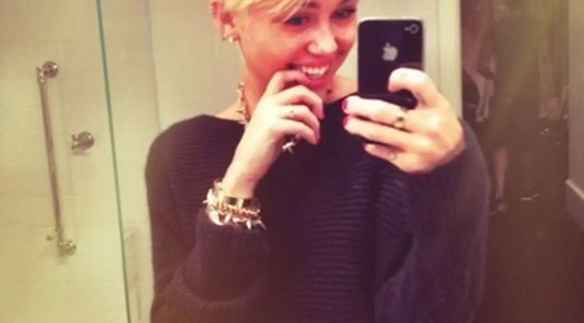 Miley Cyrus i-a dat părului o formă! Actriţa arată ca un puişor scos din ou | FOTO