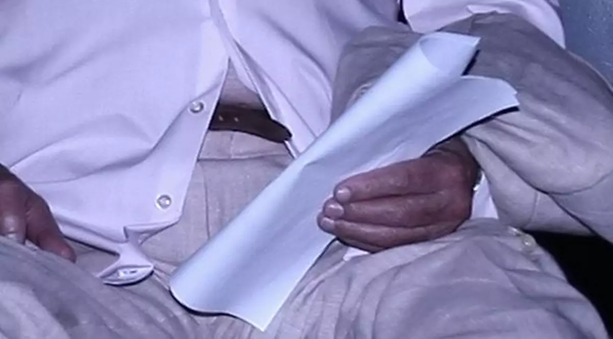 SCANDAL LA FESTIVALUL MAMAIA! Iată-l pe Horia Moculescu cu burta la vedere şi desfăcut la curea!