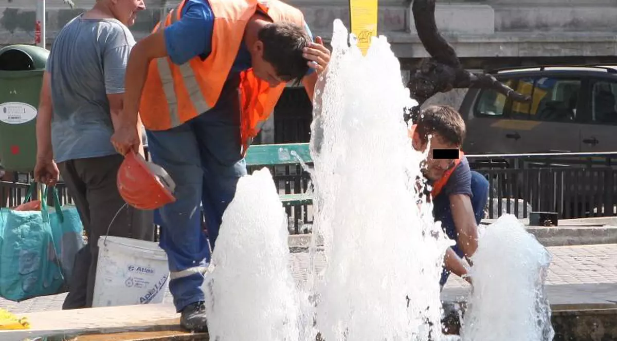 ”Mamă, Doamneee, bună-i apa”...de la fântâna Universităţii. Aşa se răcoresc muncitorii!