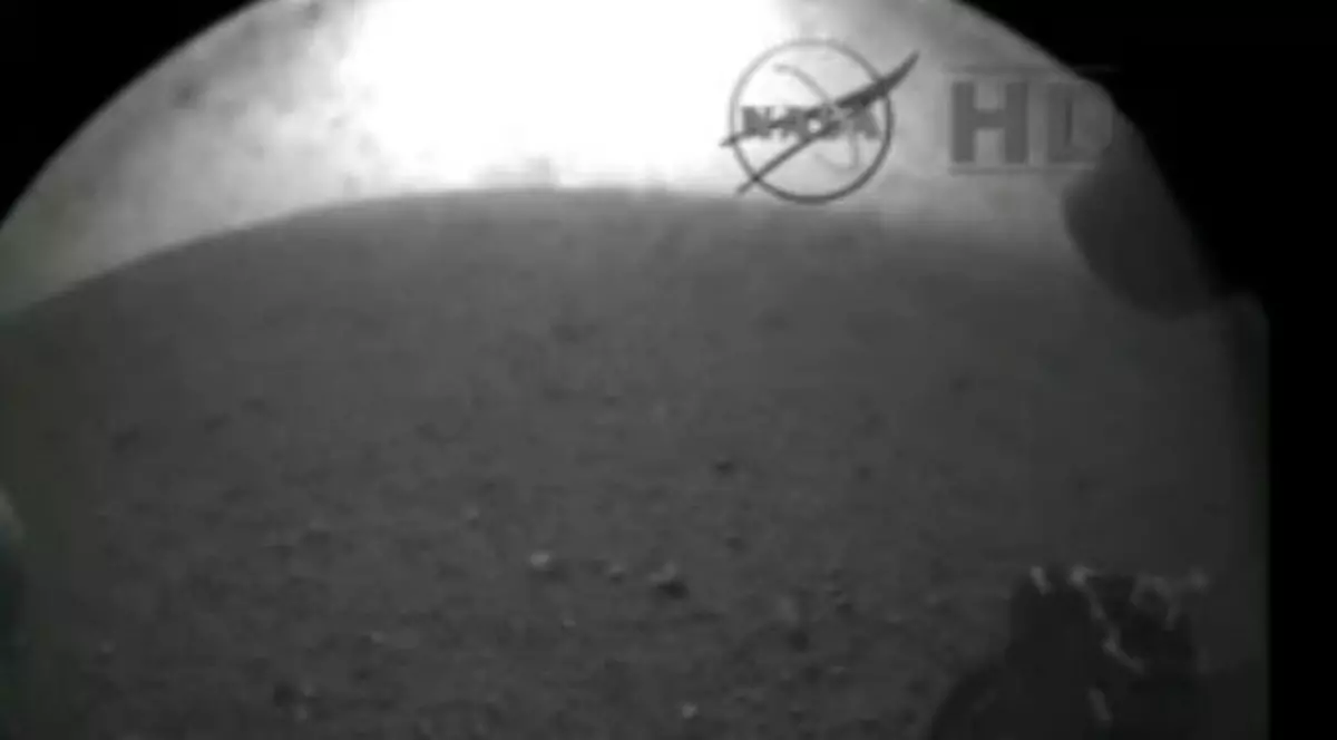ŞAPTE MINUTE DE TEROARE! Robotul Curiosity a aterizat pe Marte! PRIMELE IMAGINI | FOTO