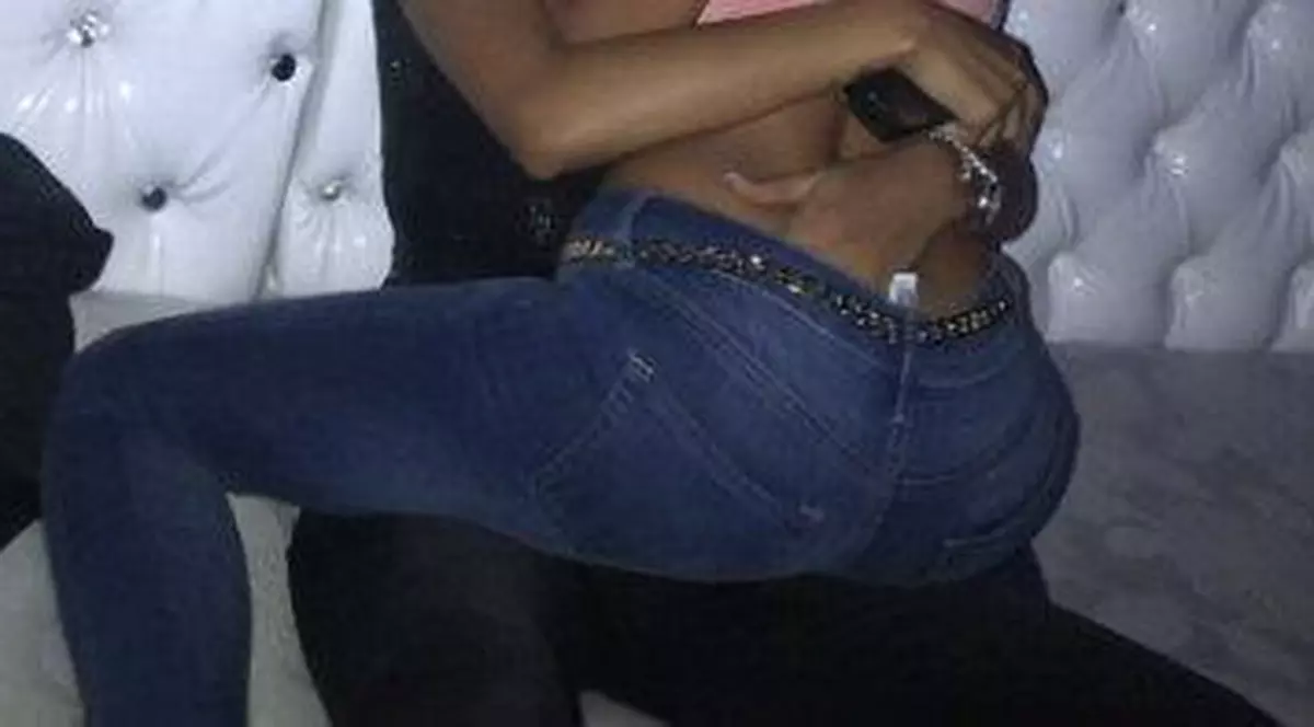 Mădălina Pamfile, în ipostaze INTERZISE MINORILOR, împreună cu o femeie