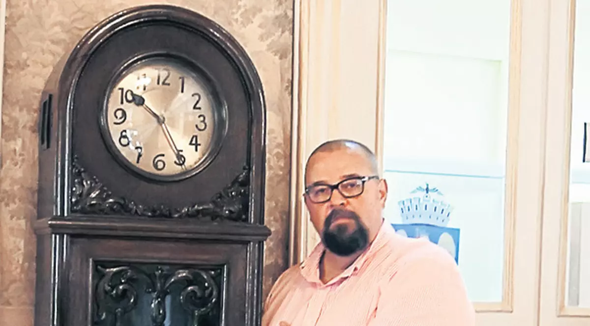 Piedone a adus la Starea Civilă ceasul lui de-acasă