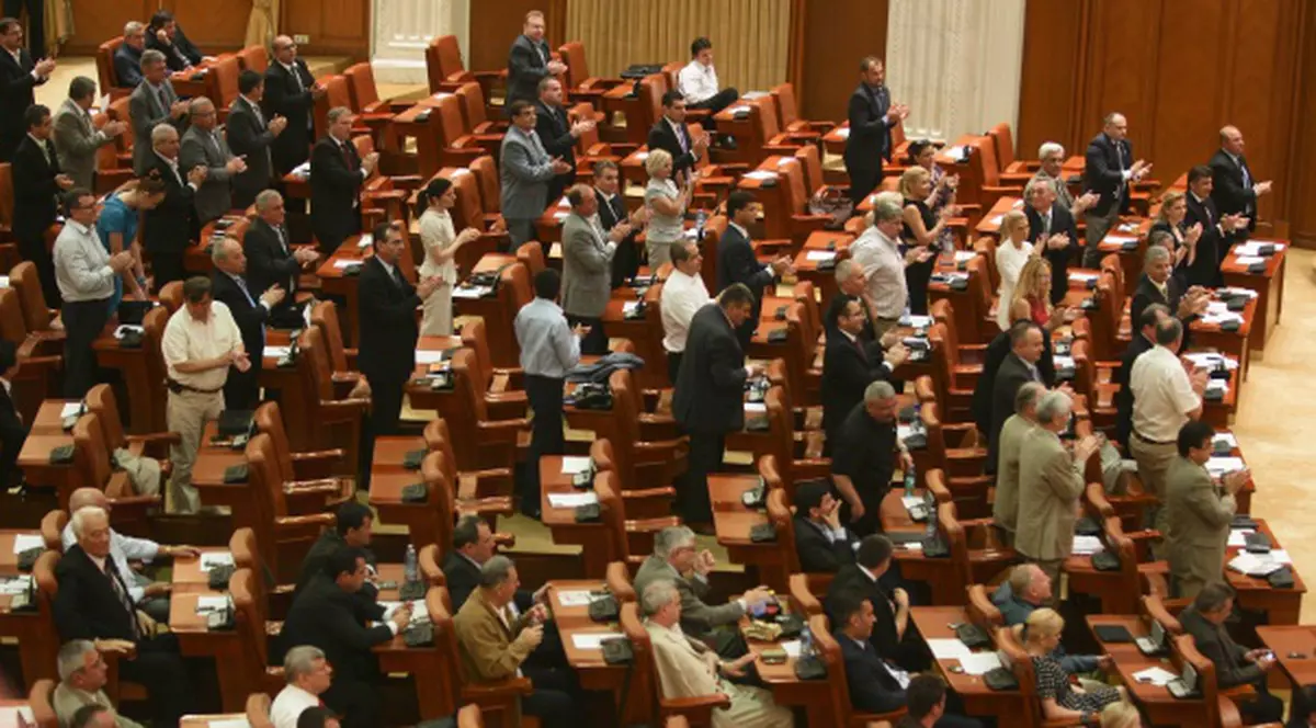 Universităţile vor putea acorda, din venituri proprii, un spor de performanţă de 10%