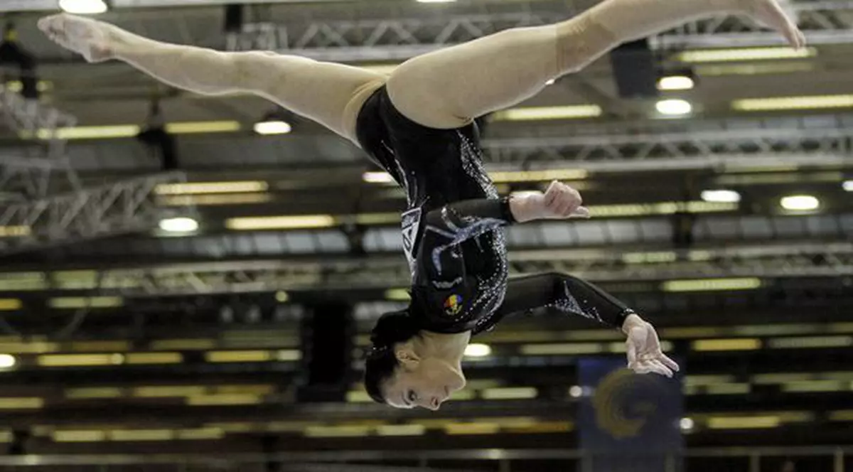 JO 2012 Cătălina Ponor, uite medalia, nu e medalia