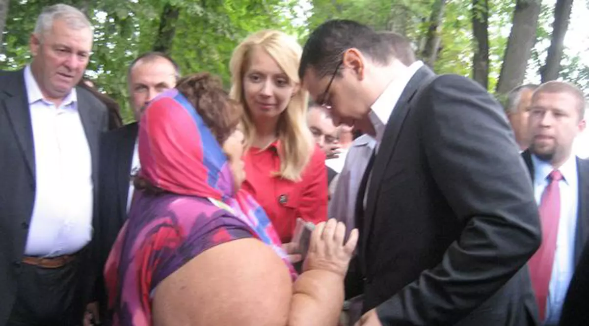 Ponta a stat la coadă, alături de credincioşi, pentru a se ruga la Icoana Făcătoare de Minuni