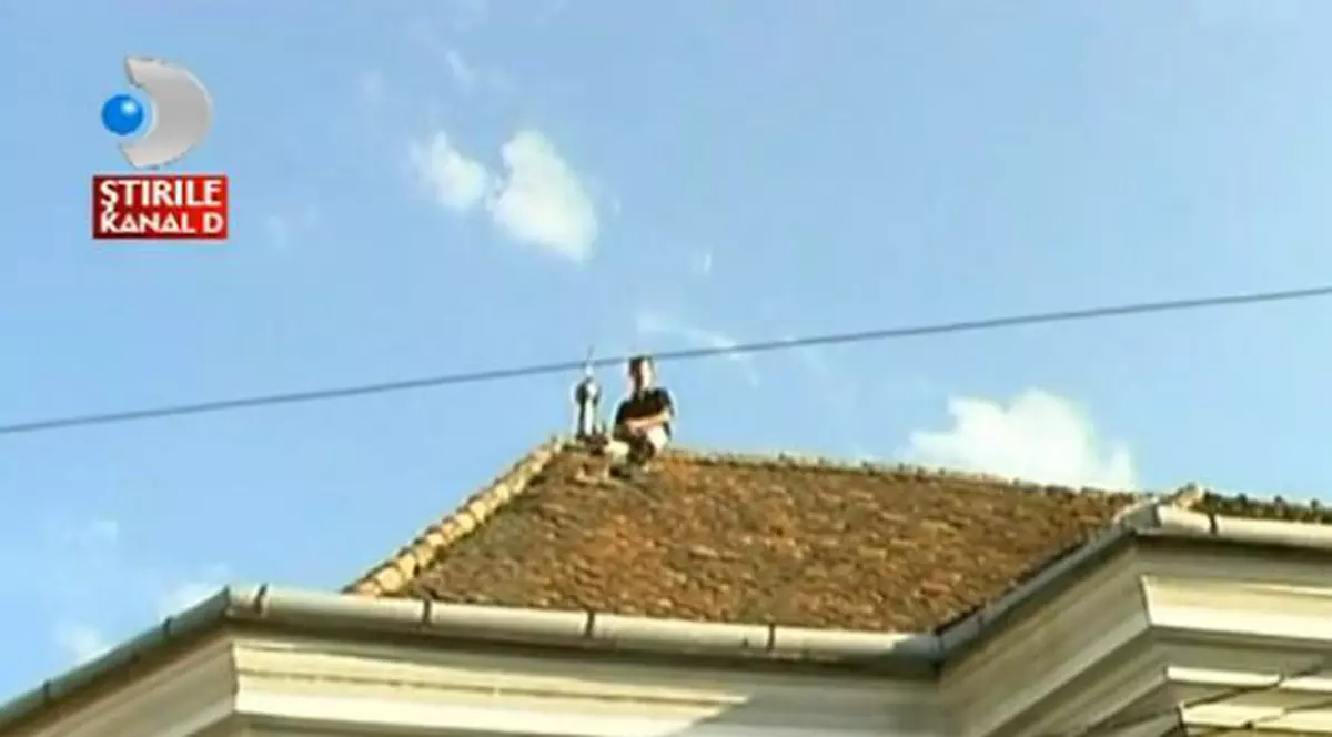 SPIDERMAN ar fi invidios! Protestatarul din Cluj care s-a urcat pe acoperișul BISERICII și a folosit CRUCEA drept cuier! VIDEO