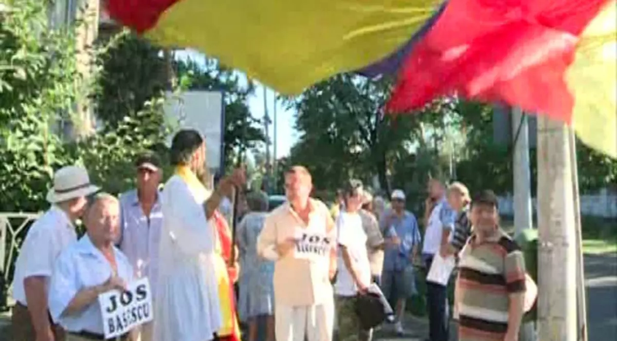 A doua zi de proteste la Cotroceni! Senatorii Ghişe şi Vosganian, printre manifestanţi