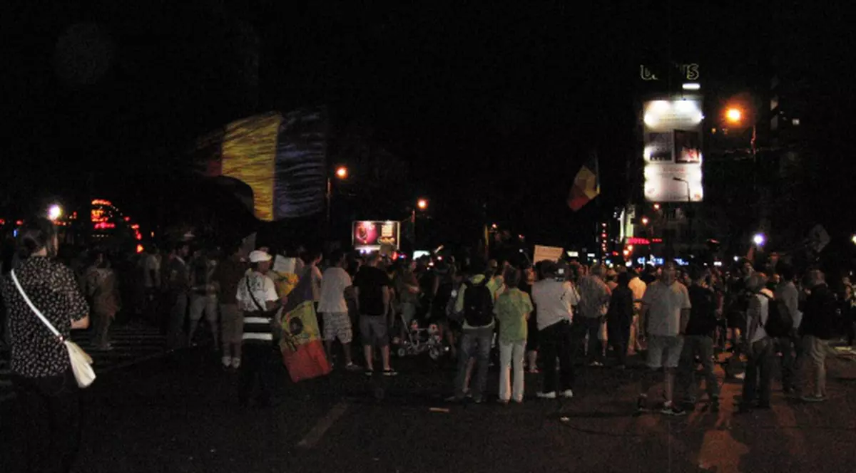 A TREIA ZI DE PROTESTE! Peste 150 de persoane s-au adunat în faţă la TNB