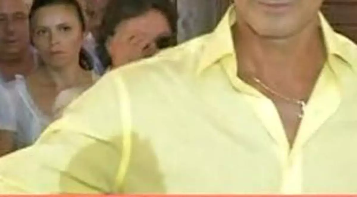 Se vrea CRAIUL CRAILOR, însă a făcut o gafă de NECONCEPUT! Uite-l cu DITAMAI petele de TRANSPIRAȚIE pe el! FOTO