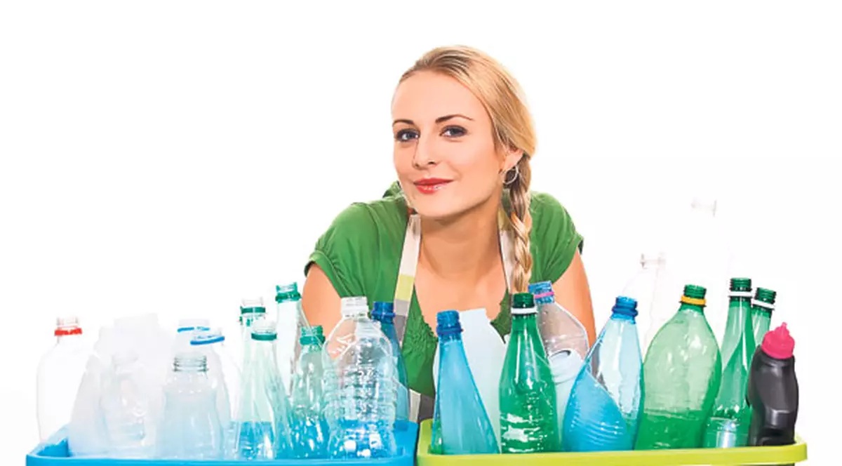 Reciclează resturile din gospodărie! Sticla din plastic poate deveni pâlnie sau căuş, iar zaţul de cafea alungă mirosul de ţigară