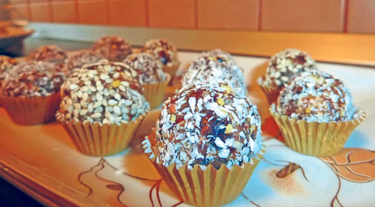 O reţetă sănătoasă | Bomboane raw în nucă de cocos