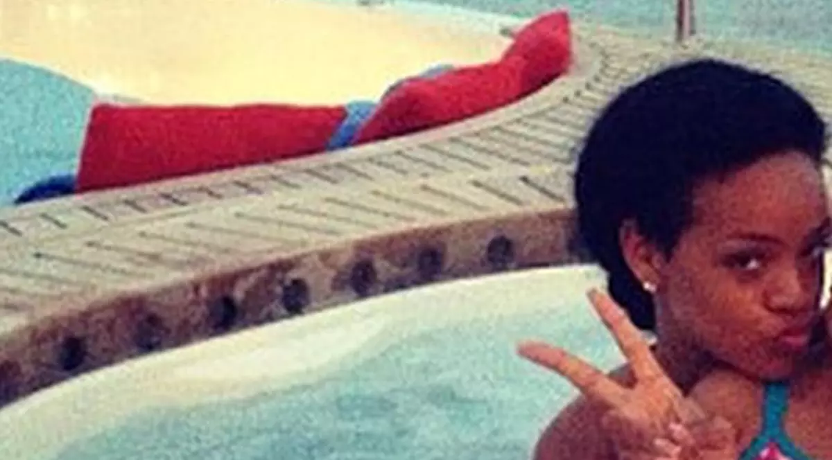 Nu o să-ți vină să crezi cu cine este Rihanna în jacuzzi! | FOTO