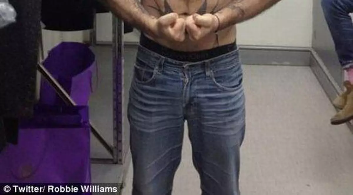 Ai idee cine e vedeta care îşi încordează muşchii?