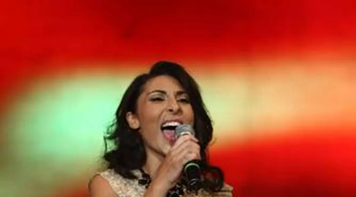 Câştigătoarea Festivalului Mamaia 2012 vrea 100.000 de euro de la "Vocea României"