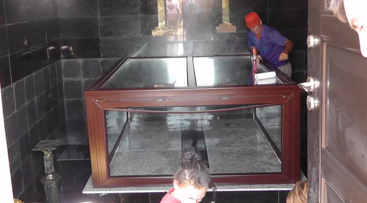 Dan Finuţu are cavou cât o garsonieră cu masă, fotolii, scaune şi covoare