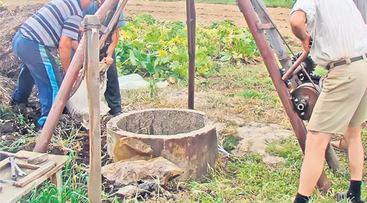 După două luni de secetă, ţăranii sapă la zeci de metri în căutarea apei